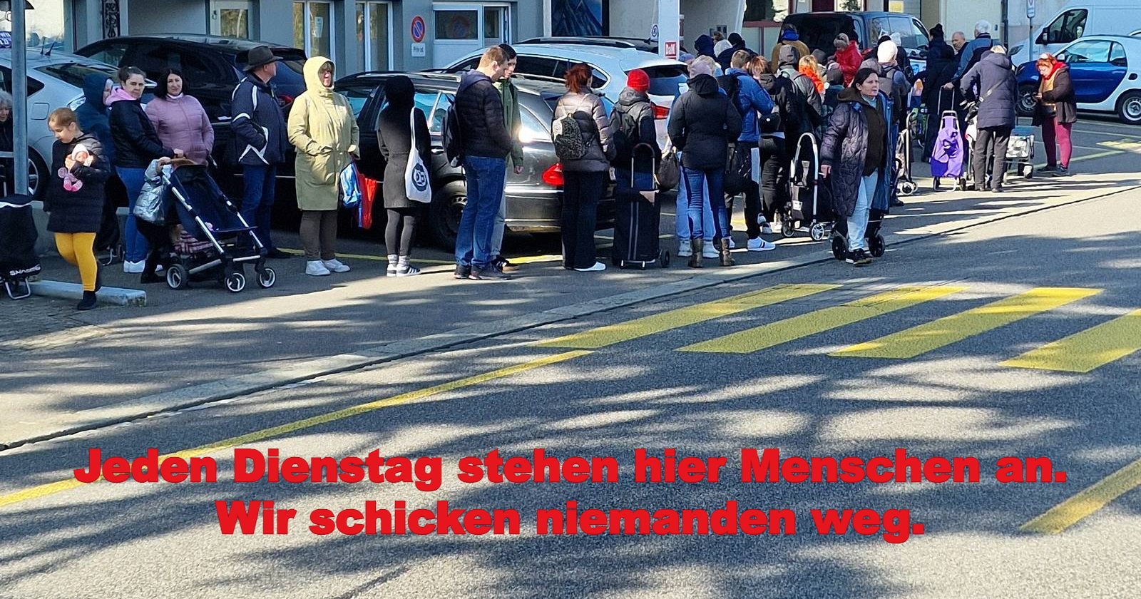 Jeden Dienstag stehen hier Menschen an. Wir schicken niemanden weg.