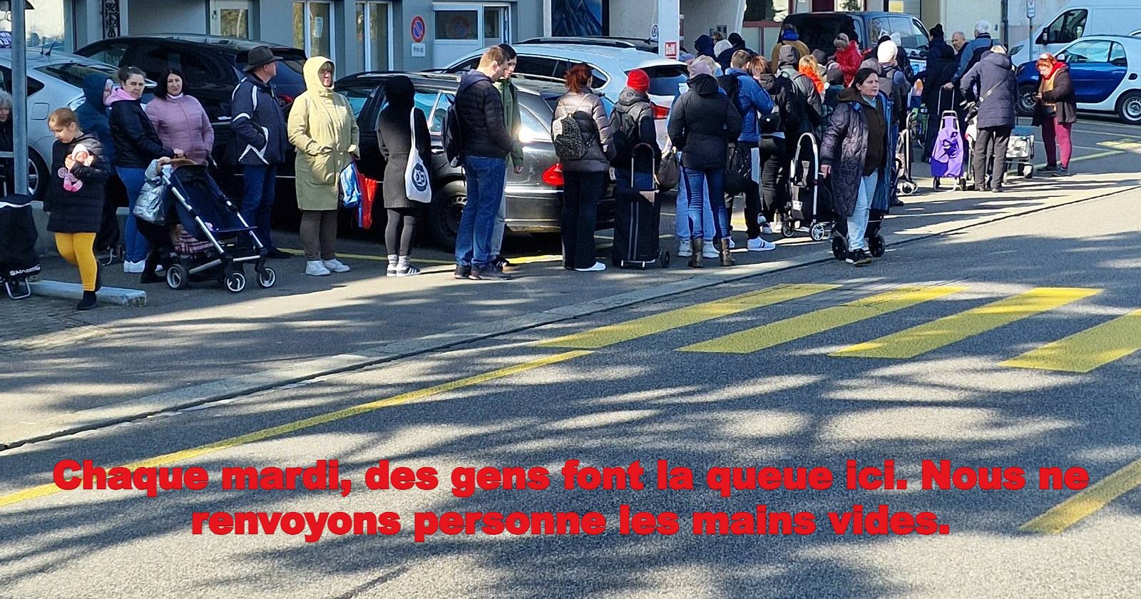 Chaque mardi, des gens font la queue ici. Nous ne renvoyons personne les mains vides.