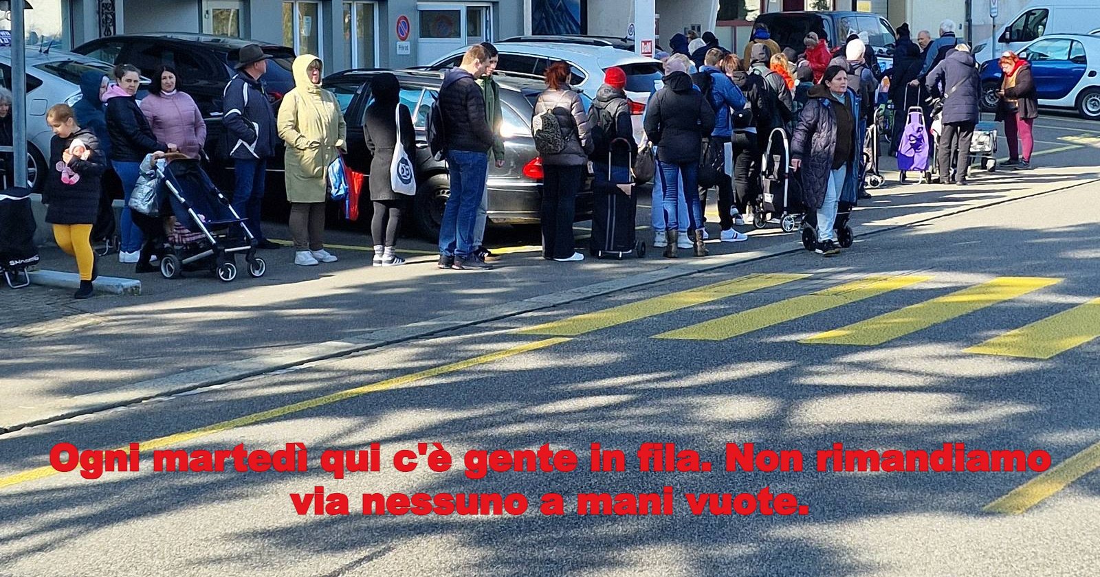 Ogni martedì qui c'è gente in fila. Non rimandiamo via nessuno a mani vuote.