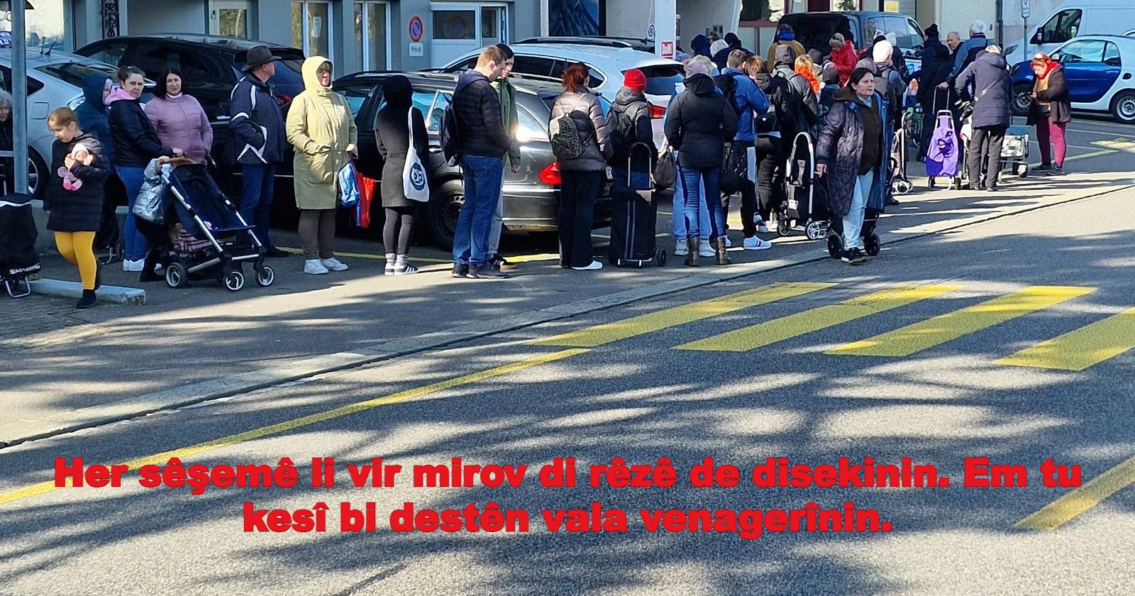 Her sêşemê li vir mirov di rêzê de disekinin. Em tu kesî bi destên vala venagerînin.