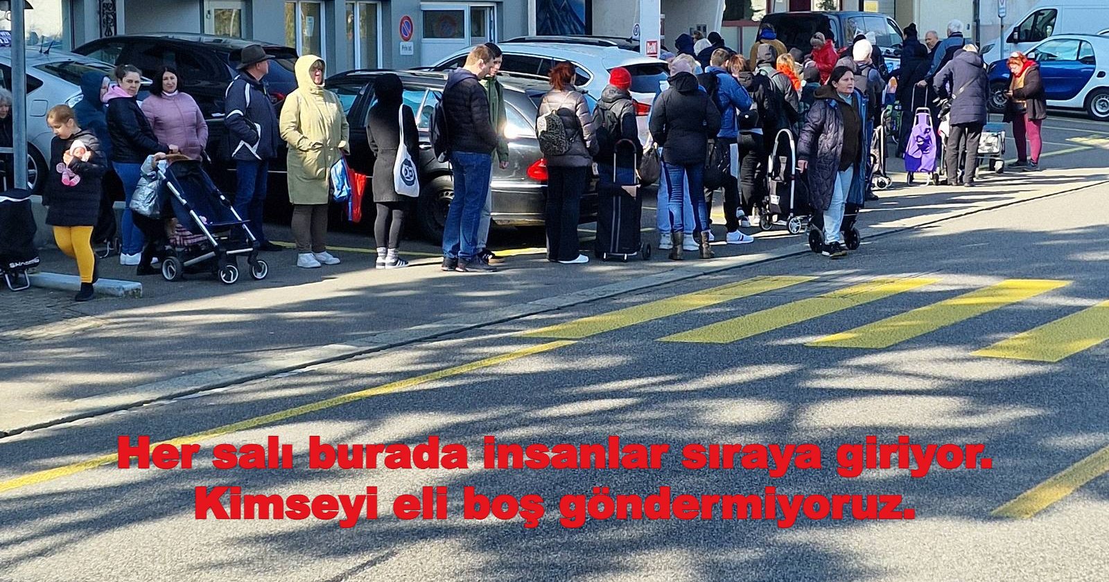 Her salı burada insanlar sıraya giriyor. Kimseyi eli boş göndermiyoruz.