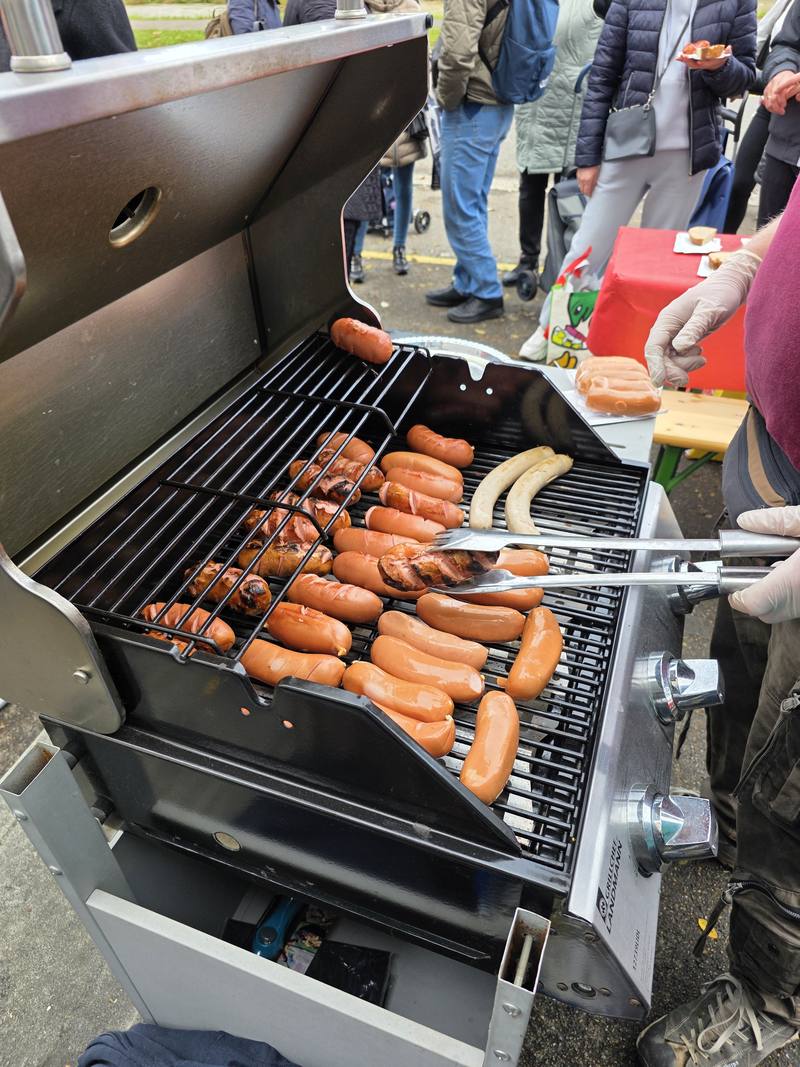 Cervelas auf dem Grill während der Herbstmesse.