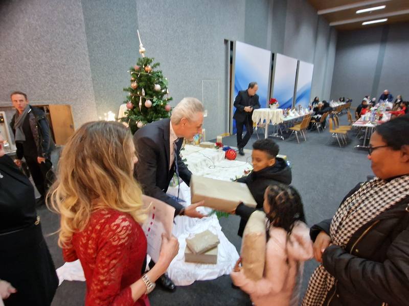 Geschenkverteilung am Weihnachtsabend.