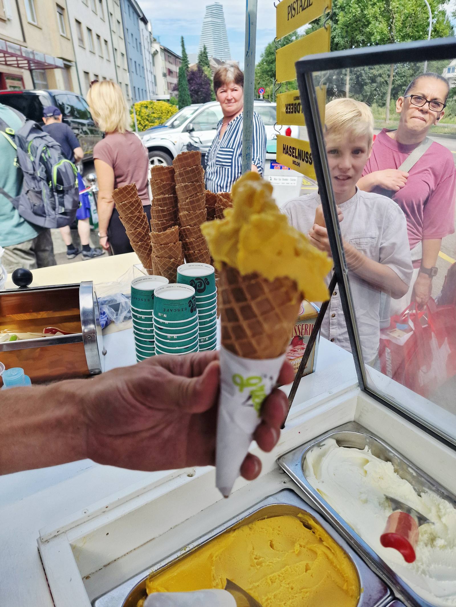 Gelato-Ausgabe an einem heissen Dienstag.